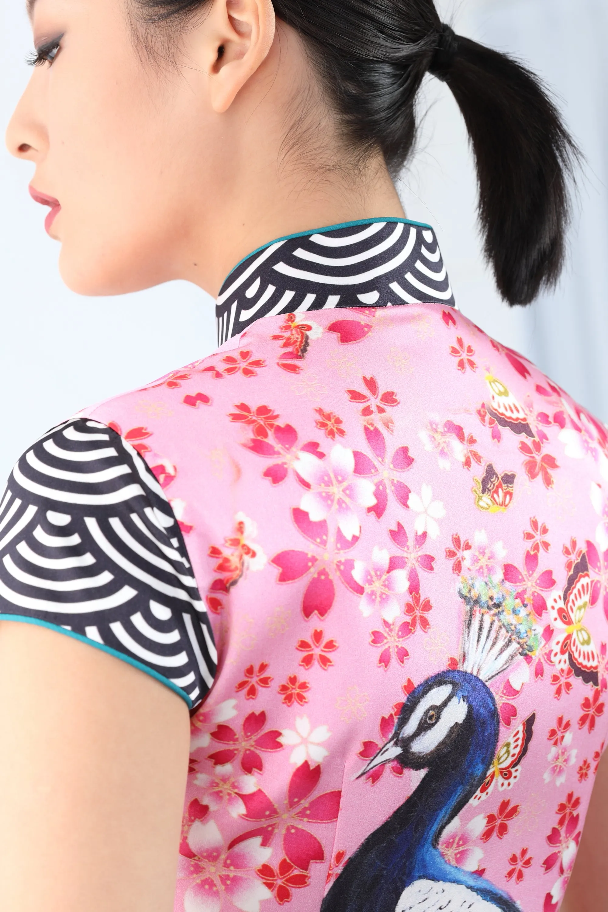 LEONLOLLIPOP PEACOCK PRINT SILK QIPAO